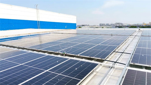 光伏清洗的AI黑科技：水花旋轉 電量滿(mǎn)滿(mǎn)！